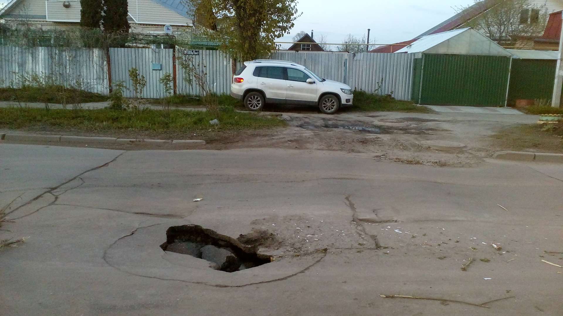 Колесо попало в яму на дороге. Ямы на дорогах. Большая яма на дороге. Яма в асфальте. Ямы на дорогах Красноярска.