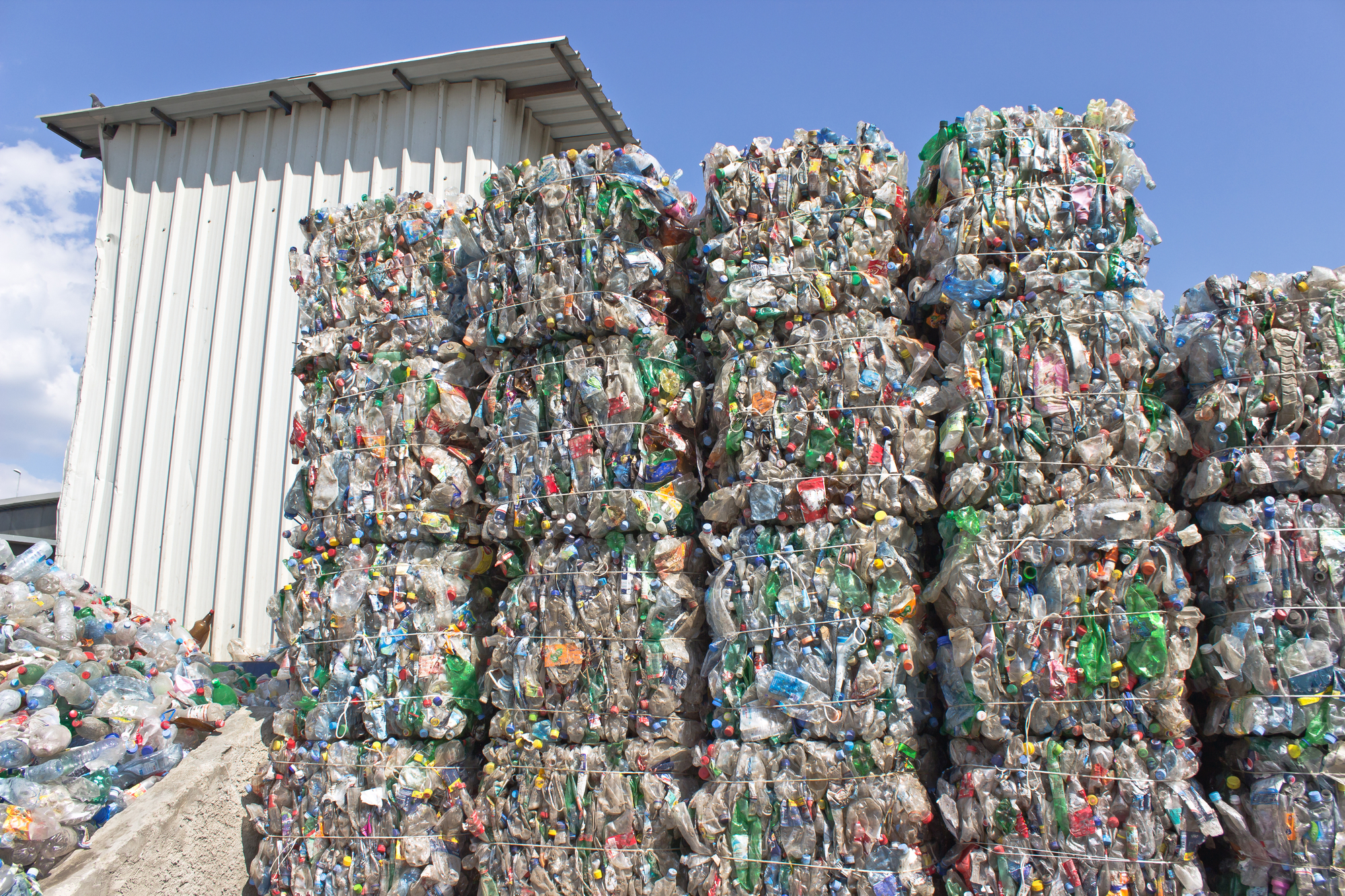 Cloud waste. Пластиковые отходы. Мусорный завод. Утилизация твердых бытовых отходов.