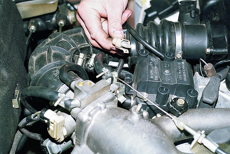 Работающем двигателе может быть причиной. Датчик оборотов двигателя ВАЗ 2111. Зажигание ВАЗ 2111 инжектор 8 клапанов. Датчик холодного пуска ВАЗ 2112. Датчики ВАЗ 2112 124 мотор.